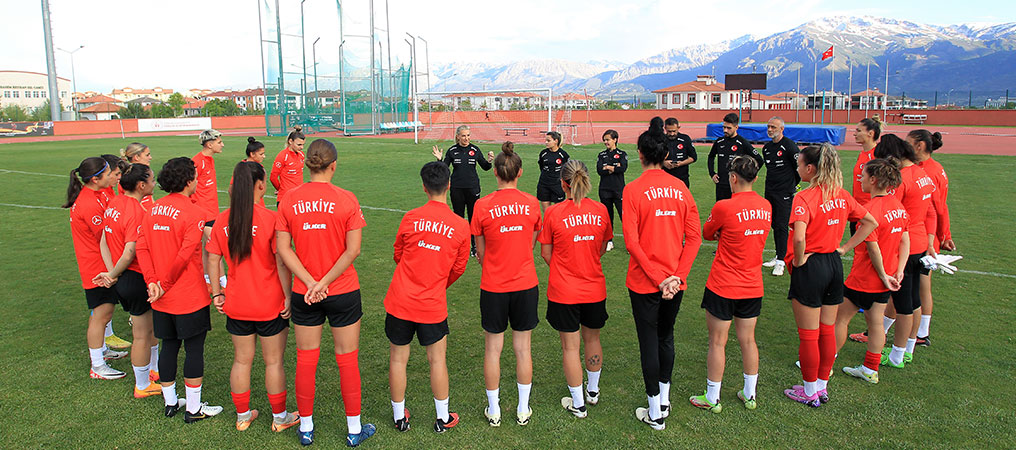 Kadın A Millî Takımı, Erzincan'da Çalışmalara Başladı