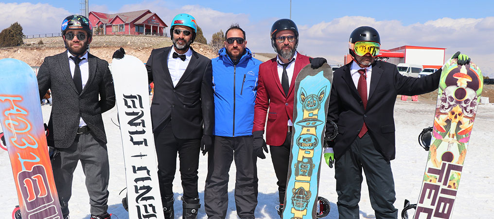 Kayak Sezonunu Takım Elbiseyle Snowboard Yaparak Uğurladılar