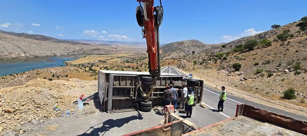 Kemaliye'de Tır Devrildi: 1 Yaralı