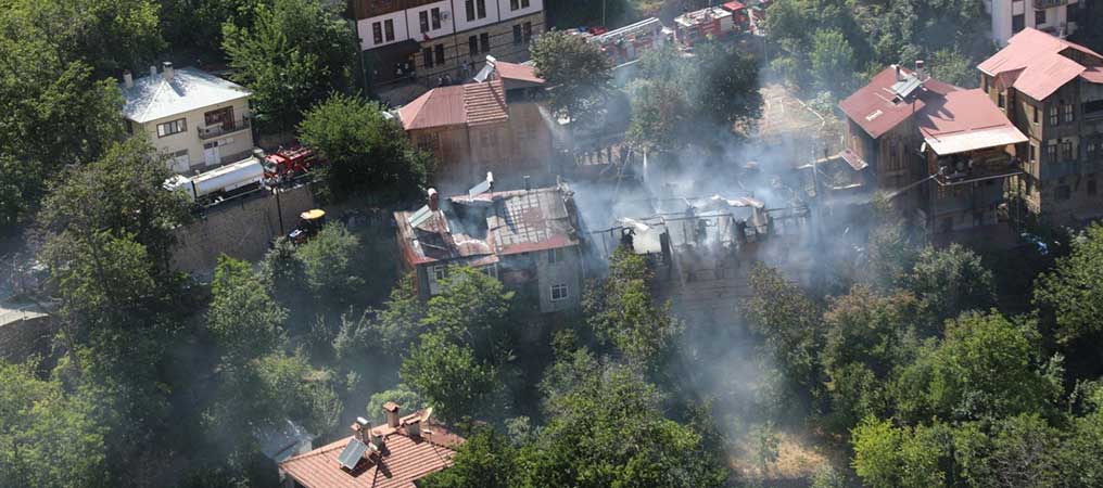Kemaliye İlçe Merkezinde Çıkan Yangın Söndürüldü