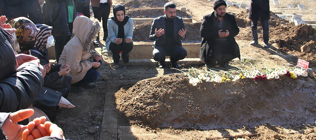 Kimsesizler Mezarlığına Gömülmüştü, Elazığlılar Engelli Kızın 'Kimsesi' Oldu 