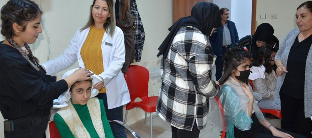 Kursiyerlerden Minik Öğrencilere Saç Bakımı