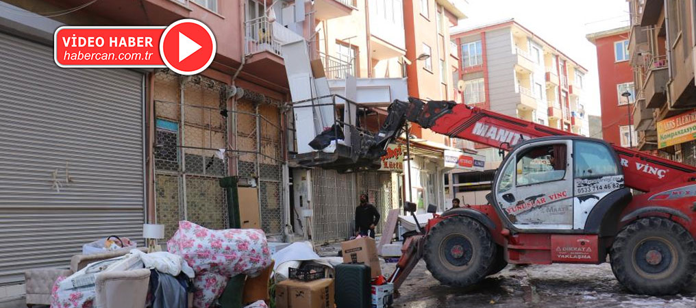 Malatya’da vatandaşlar hasarlı binalardan eşyalarını taşımaya başladı
