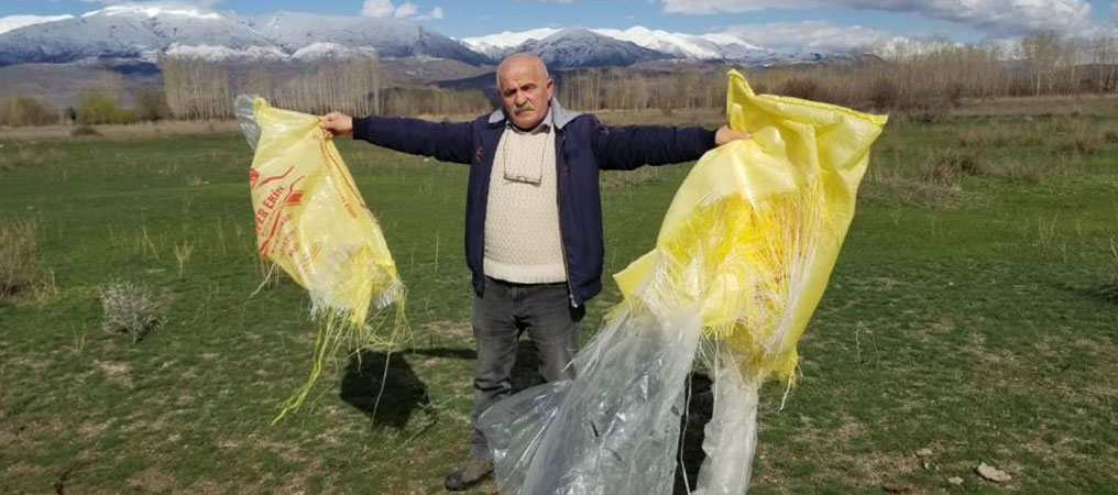 Meralara Çöp Olarak Atılan Çuvallar Hayvanlar İçin Tehlike Saçıyor