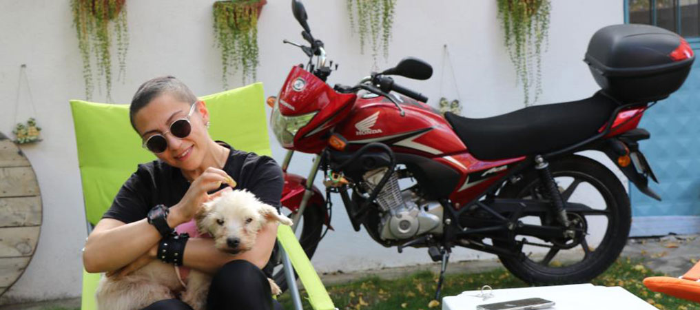 Motosiklet Tutkunu Kadın Kansere Yenik Düştü