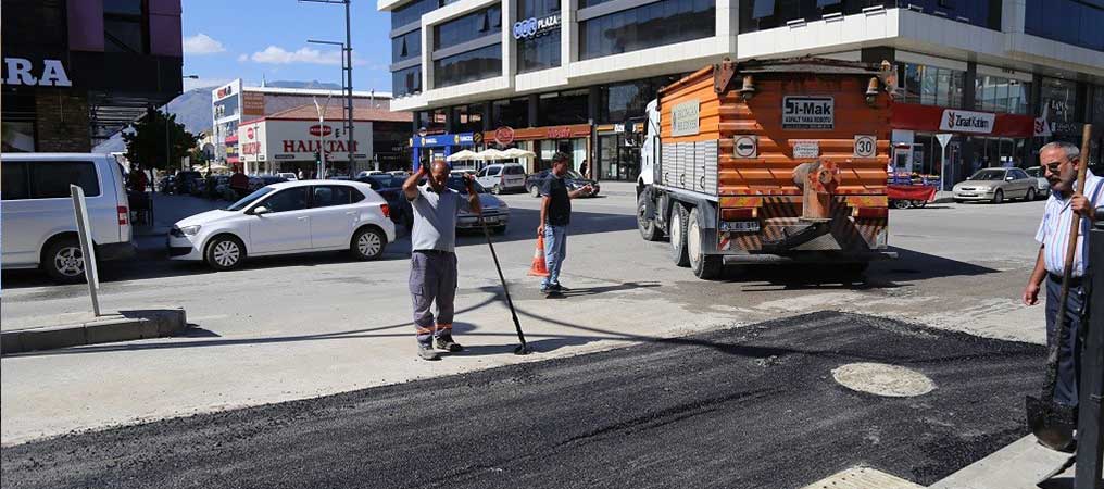 Nermi Tombul Caddesi’nde Asfalt Yama Çalışmaları Tamamlandı