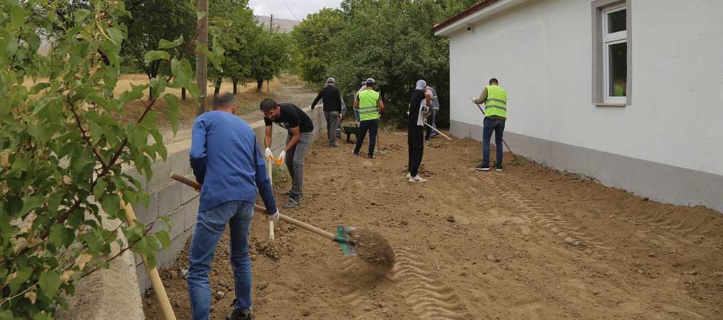 Okul Bahçelerini Düzenleme Çalışmaları Devam Ediyor