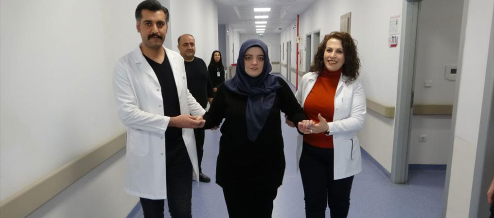 Piknikte Tavuk Yedi Zehirlendi 8 Ay Yürüyemedi