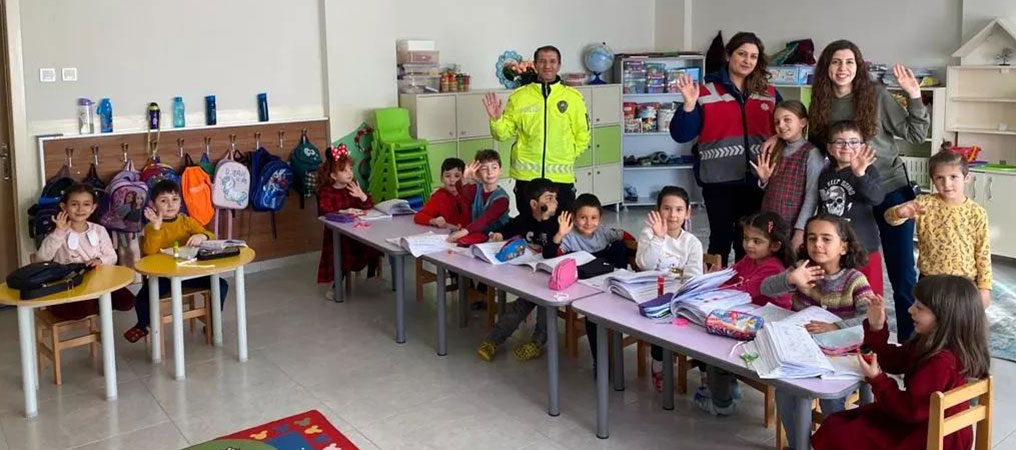 Polis Ekipleri Öğretmen ve Öğrencileri Bilgilendiriyor