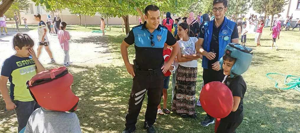 Polisler Çocuklarla Eğlenceli Bir Gün Geçirdi