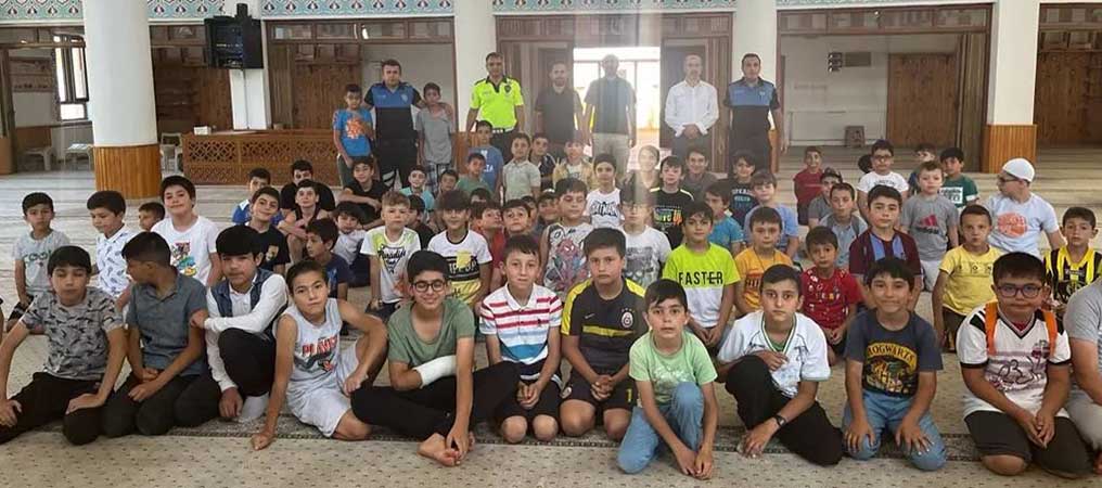 Polisler Kur’an Kursu Öğrencilerini Bilgilendiriyor