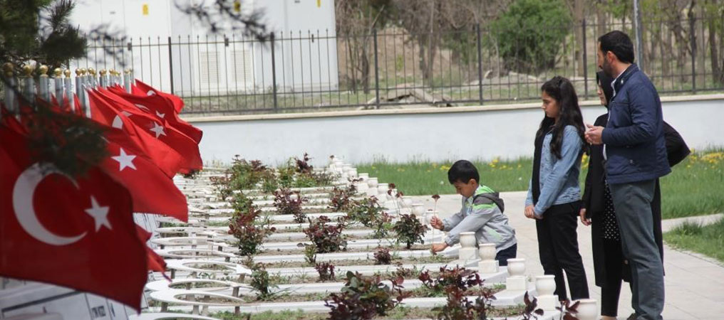 Ramazan Bayramı Öncesinde Mezarlıklar Ziyaretçiyle Doldu