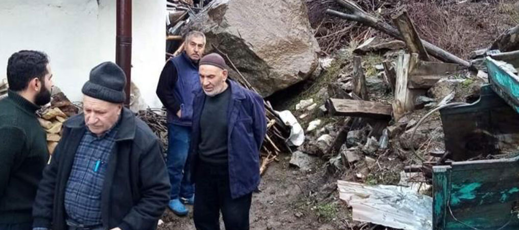 Refahiye’de Evin Üzerine Kaya Yuvarlandı