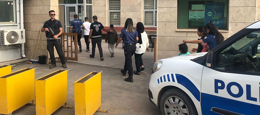 Sahte İran Pasaportlu 3’ü Çocuk 5 Kişi Yakalandı