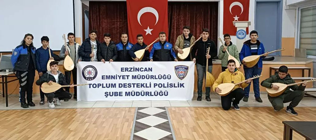 TDP Kursu Tamamlayan Gençlere Bağlama Hediye Etti