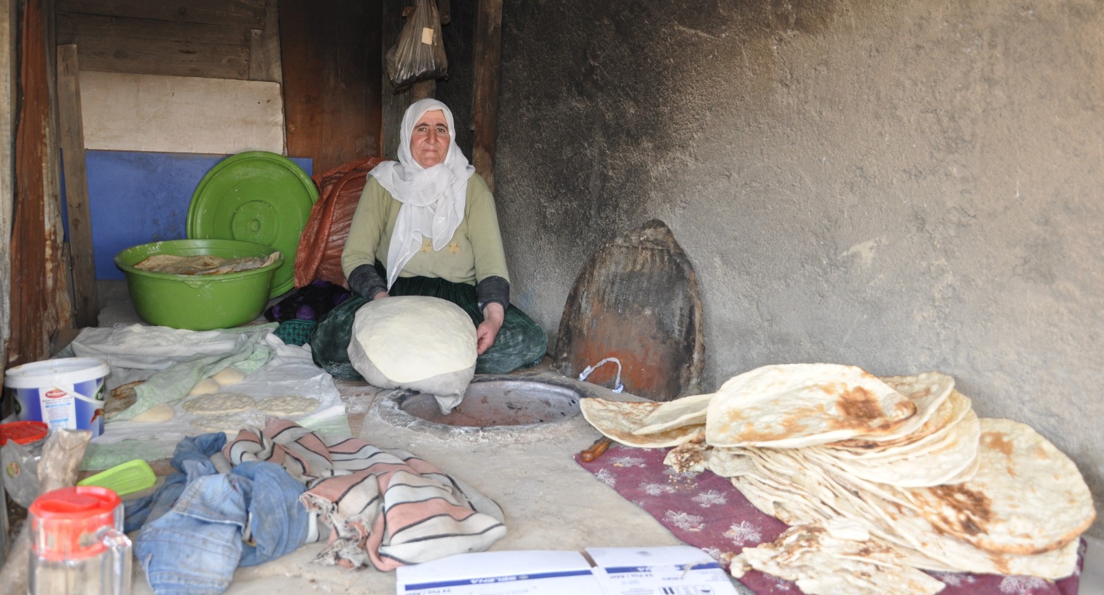 Tandır Ekmeği Pişirme Geleneği Devam Ediyor 