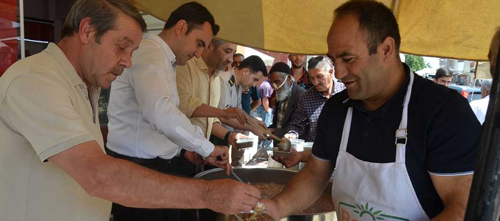 Tercan’da Vatandaşlara Aşure İkramında Bulunuldu