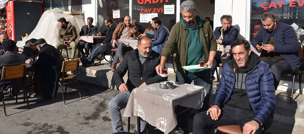 Tercan’da Zemheri Ayında Vatandaşlar Güneşli Havanın Tadını Çıkarıyor   