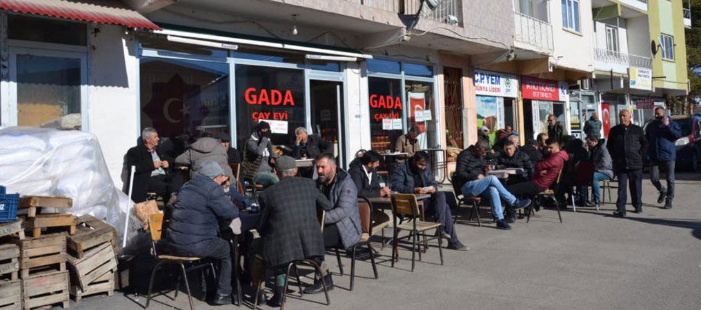 Tercan’da Zemheri Ayında Vatandaşlar Güneşli Havanın Tadını Çıkarıyor