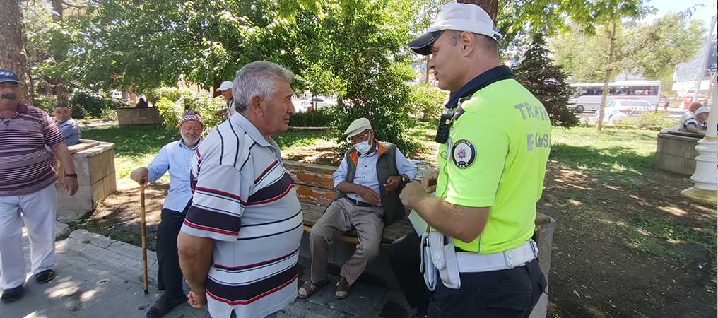 Trafik Ekiplerinden Ana Caddelerde Yayalara Yönelik Bilgilendirme Yaptı