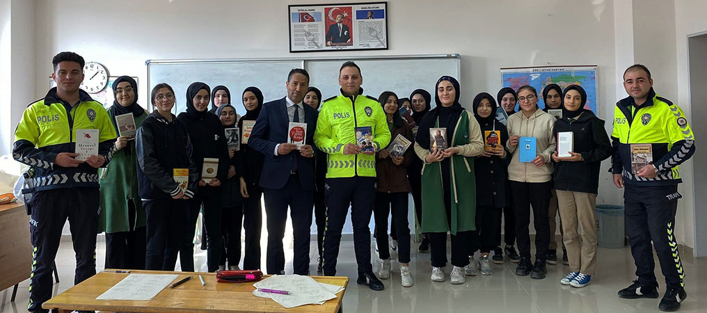 Trafik Polisleri Öğrencilere Kitap Hediye Etti