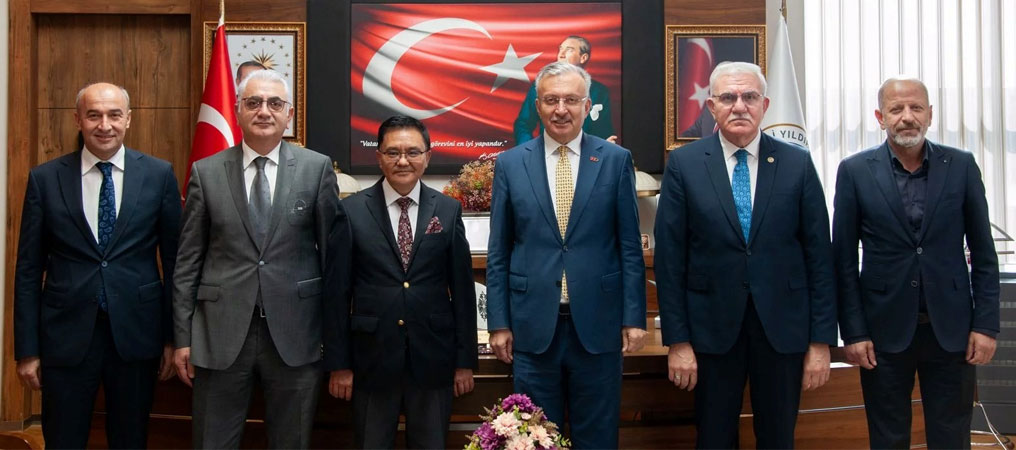 Türk Gazeteci Ruzubay Akören’den Rektör Levent’e Ziyaret