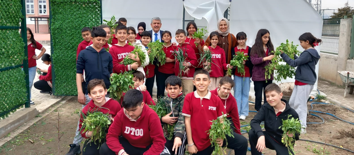 Erzincan’da bayram yeşillikleri Okuldaki Çiftlik’ten