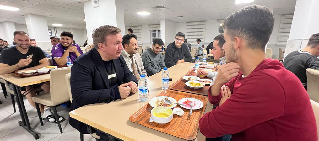Vali Aydoğdu Öğrencilerle Birlikte Yemek Yedi