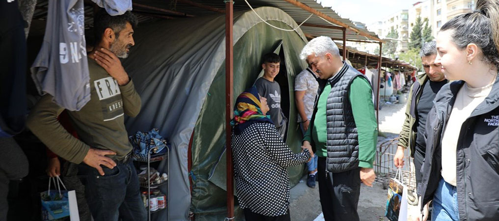 Vali Makas, Hatay’da Afetzedeler ile Bayramlaştı