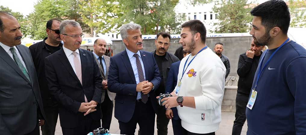 Vali Makas, “Bilim Şenliği” Sergi Alanını Gezdi