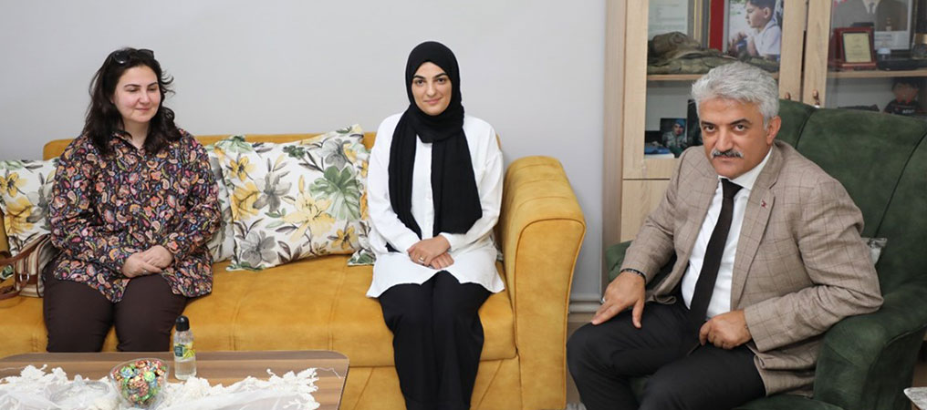 Vali Makas ve Eşi Şehit Ailesini Ziyaret Ettiler