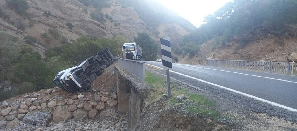 Virajı Alamayan Tır Devrildi: 1 Yaralı
