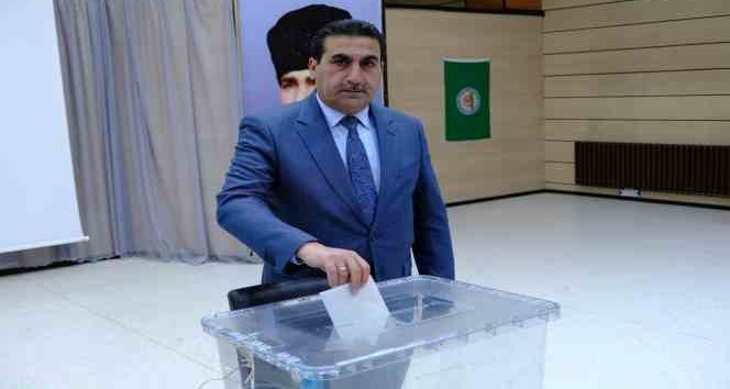 Erzincan Ziraat Odası'nda Tamer Geyik güven tazeledi